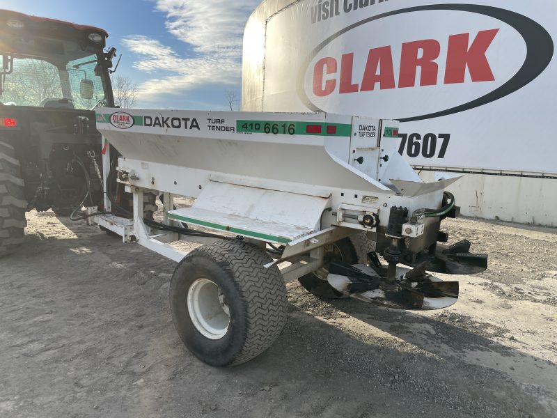 DAKOTA 410 FERTILIZER SPREADER