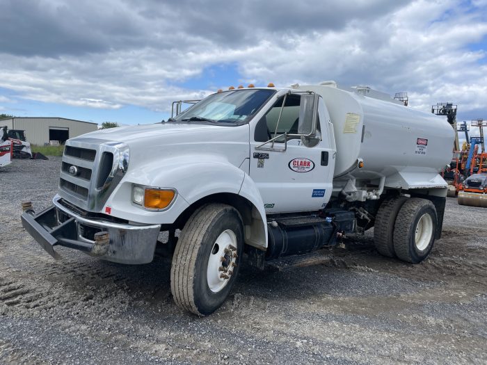 FORD F-750 XL 4X2 2K Gal WATER TRUCK